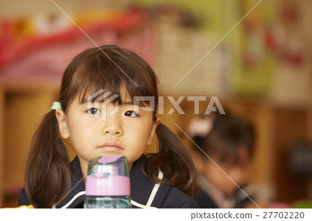 有水瓶的一個女孩 有水瓶的一個女孩 27702220