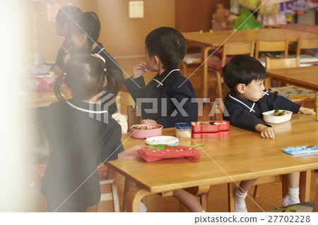 孩子們在午餐時間 孩子們在午餐時間 27702228