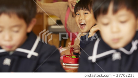 Children at lunchtime 27702235
