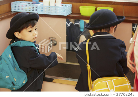 孩子們洗手 27702243