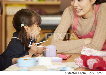 Children at lunchtime 27702255