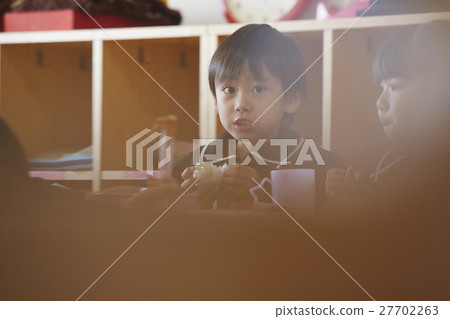 Children at lunchtime 27702263