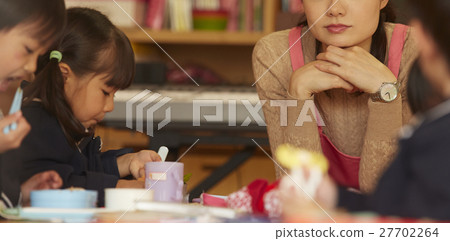 Children at lunchtime 27702264