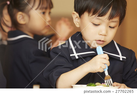 Children at lunchtime 27702265