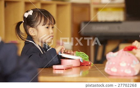 孩子們在午餐時間 27702268
