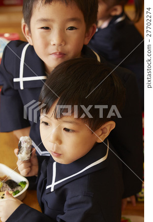 Children at lunchtime 27702274