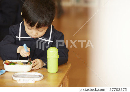 孩子們在午餐時間 27702275