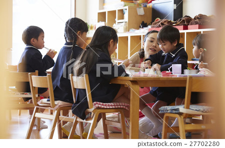 Children at lunchtime 27702280