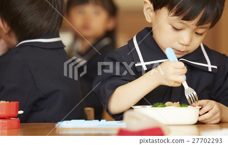 Children at lunchtime 27702293