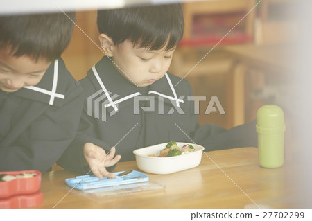 Children at lunchtime 27702299