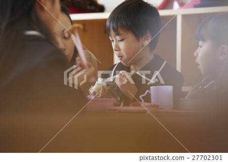 Children at lunchtime 27702301