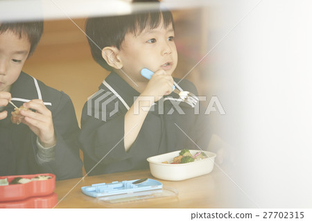 Children at lunchtime 27702315