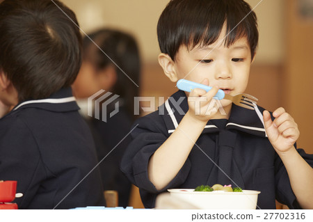 Children at lunchtime 27702316