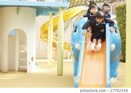 孩子們在玩遊樂場設備 孩子們在玩遊樂場設備 27702348