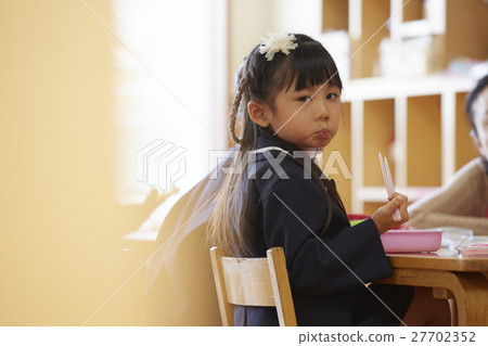 Children at lunchtime 27702352
