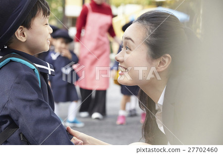 工作母親和孩子 27702460