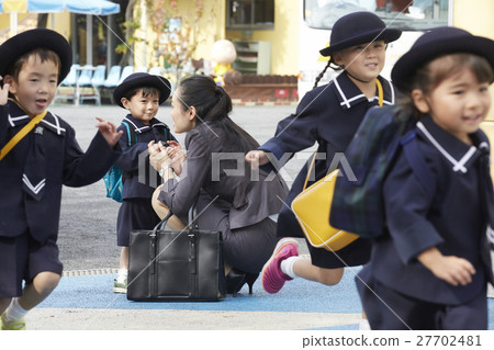 Working Mother and Children 27702481
