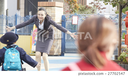 工作母親和孩子 27702547