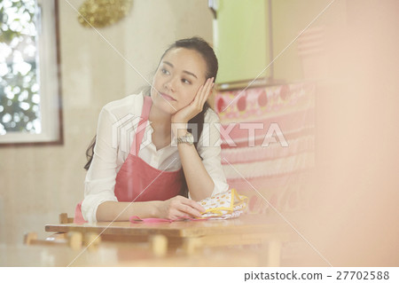 一個圍裙的女人 一個圍裙的女人 27702588