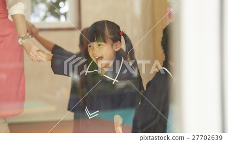 教室裡玩兒童 教室裡玩兒童 27702639