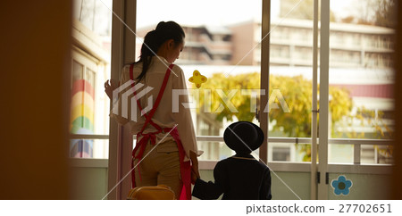 孩子們在等待接送 27702651