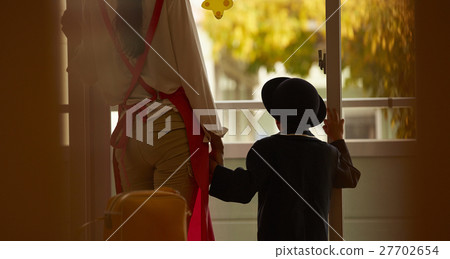 孩子們在等待接送 27702654