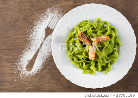 Spinach pasta with shrimps 27703199