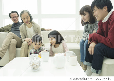 客廳裡有六位輕鬆的家庭成員 客廳裡有六位輕鬆的家庭成員 27705319