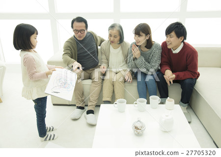顯示圖片的女孩對他的家庭 27705320