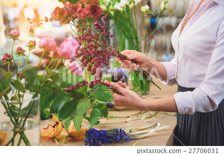 Professional florist making beautiful bouquet 27706031