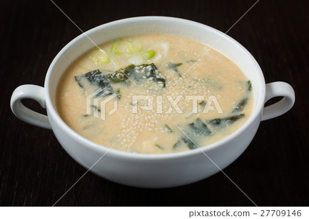 japanese ramen noodle 27709146