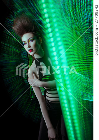 Woman with a iroquois on his head Woman with a iroquois on his head 27709242