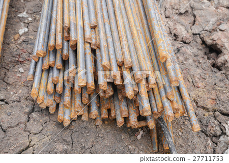 Stack of rusty round steel bar 27711753