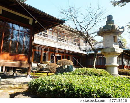 The whole picture of the former Asakura house seen from the garden 27713226