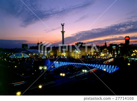 Nezalezhnosti monument against beautiful evening sky 27714108