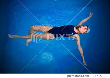 Young woman swimmer Young woman swimmer 27715100