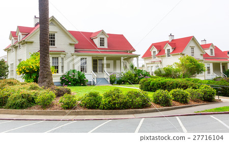 Nice houses decorated with green plants. 27716104