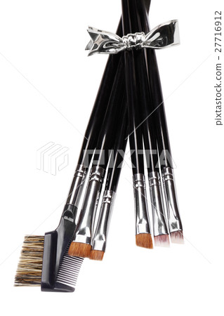 Brow makeup brushes set. Metallic bow. Isolated. 27716912