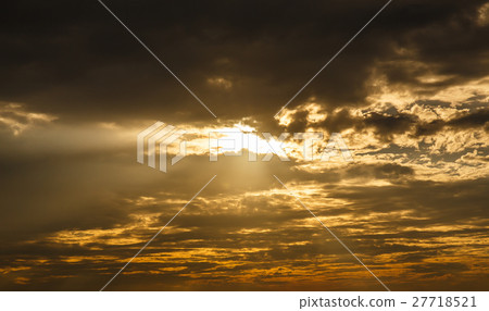 Pretty light in the evening cloudy with the sun. Pretty light in the evening cloudy with the sun. 27718521