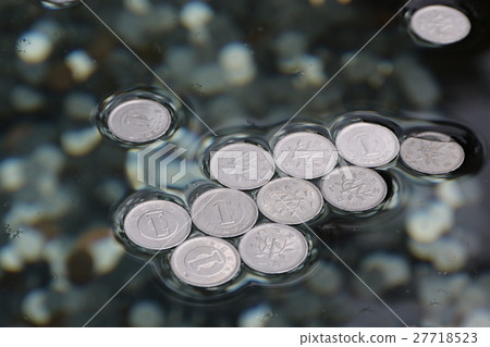 提供金錢(一枚1日圓硬幣因表面張力漂浮在水面上) 提供金錢(一枚1日圓硬幣因表面張力漂浮在水面上) 27718523