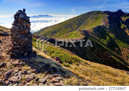 從Yatsugatake山/ Iwodake峰頂到Yokodake和Okuchi Chichi Rayama遠處的山脊線 從Yatsugatake山/ Iwodake峰頂到Yokodake和Okuchi Chichi Rayama遠處的山脊線 27718907