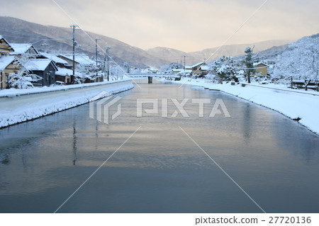 一條有雪景的主要河流 27720136