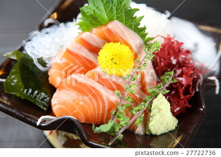Salmon sashimi 27722736