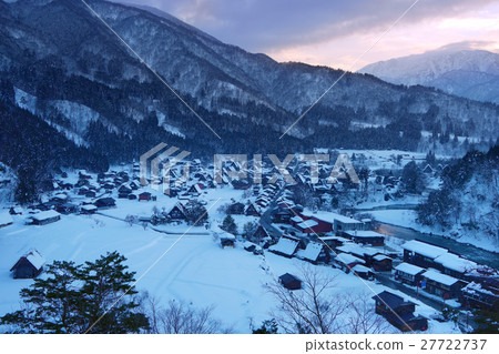 Shirakawago in winter (dusk) 27722737