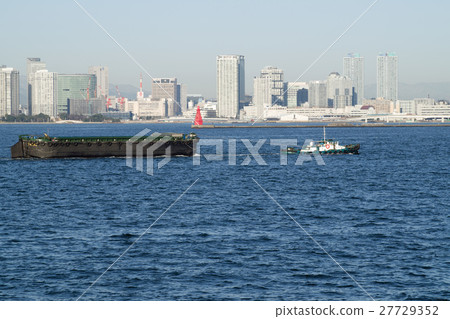 橫濱港市容和駁船在港口運行 橫濱港市容和駁船在港口運行 27729352