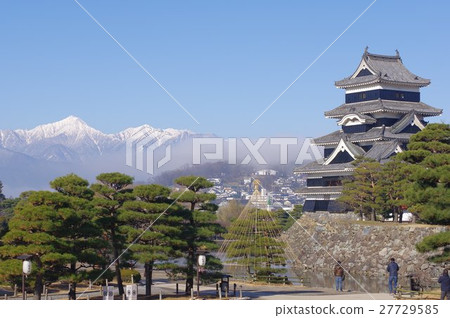 信州國寶珍寶松本城在初冬北阿爾卑斯山的降雪和戰國時代的松本旅遊中心的城堡塔 信州國寶珍寶松本城在初冬北阿爾卑斯山的降雪和戰國時代的松本旅遊中心的城堡塔 27729585