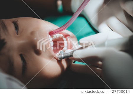 Little girl patient teeth on white Little girl patient teeth on white 27730014