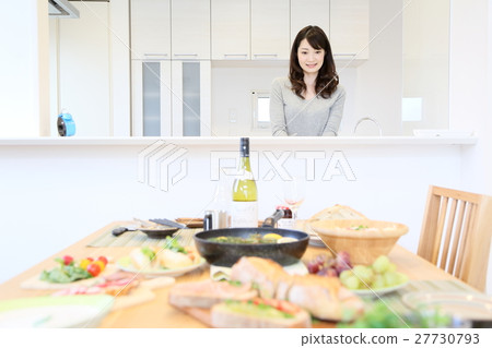 女性食品協調員準備飯菜 27730793