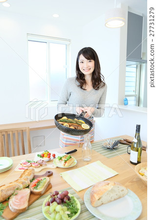 Female food coordinator preparing meals Female food coordinator preparing meals 27731279