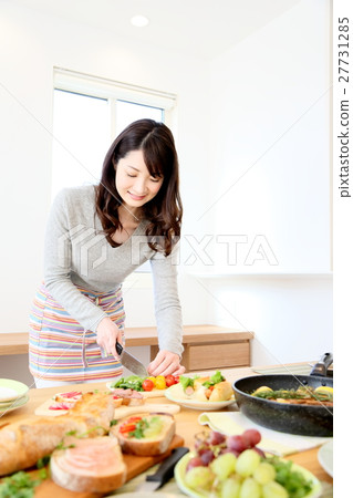 Female food coordinator preparing meals Female food coordinator preparing meals 27731285